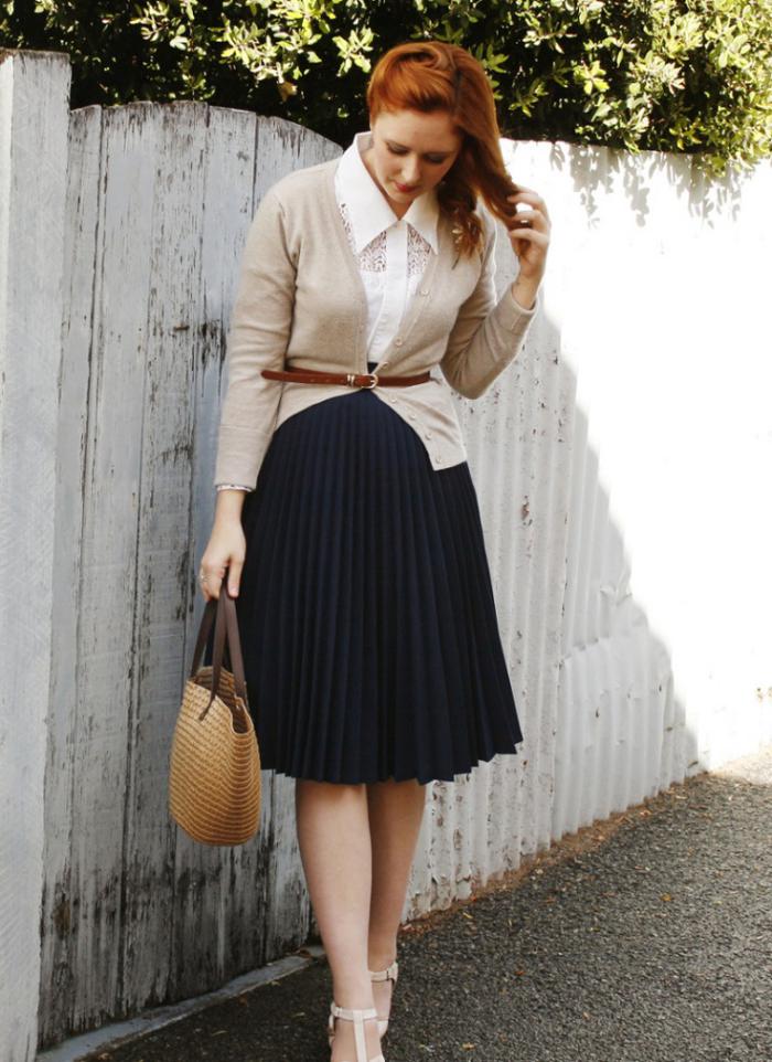 jupe-plissée-tenue-classique-portée-par-une-femme-moderne
