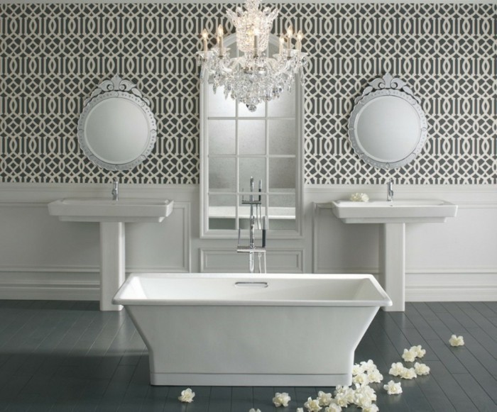 la-tapisserie-salle-de-bain-originale-idée-luxueuse-papier-peint-miroirs-double-lavabo