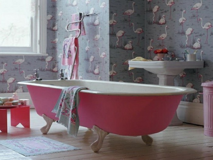 la-tapisserie-salle-de-bain-originale-idée-luxueuse-rose-flamingo