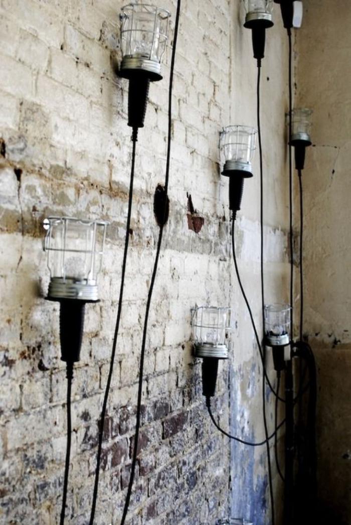 lampe-baladeuse-mur-décoré-de-lampes-baladeuses