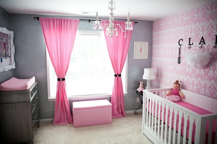 magique-lustre-design-chambre-rose-chandelier-bébé-chambre-cool