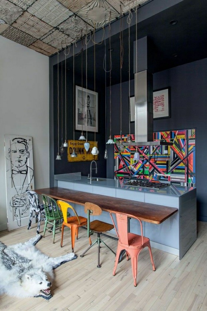meuble-style-industriel-pas-cher-pour-loft-et-associé-joli-salon-gris-avec-chaises-en-fer-colorees
