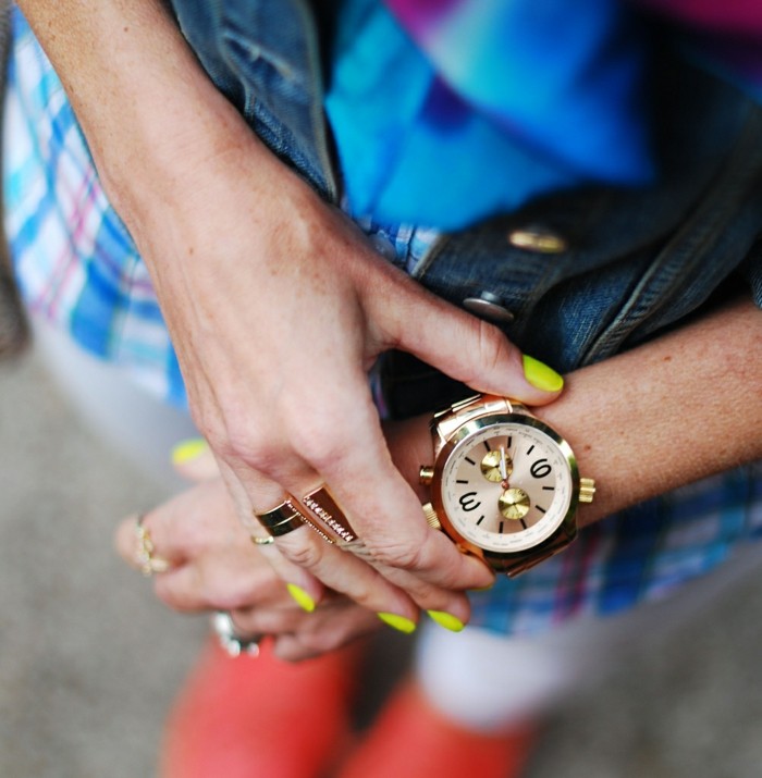 montre-or-rose-homme-cool-stylé-montre-moderne-jaune-vernis
