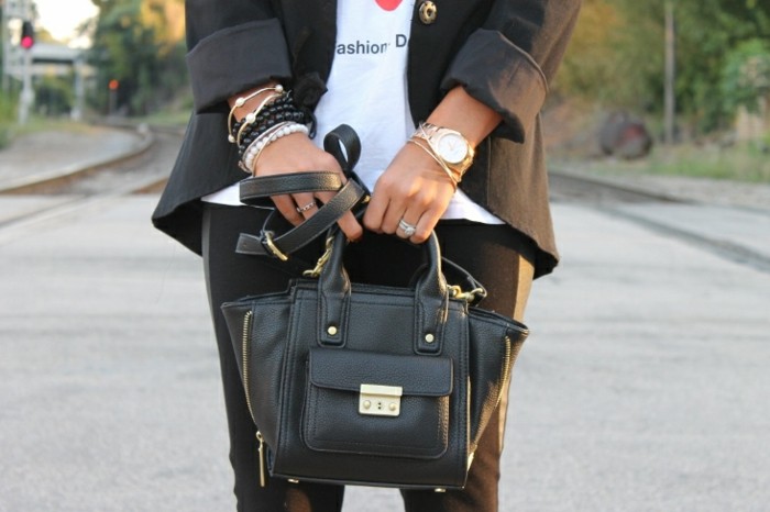 montre-or-rose-homme-cool-stylé-montre-moderne-veste-noir