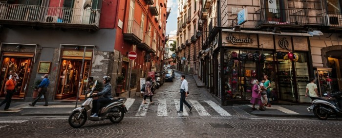 naples-les-plus-belles-villes-d-italie-votre-visite-à-Naples-beauté-mer-et-maisons-colorés-resized