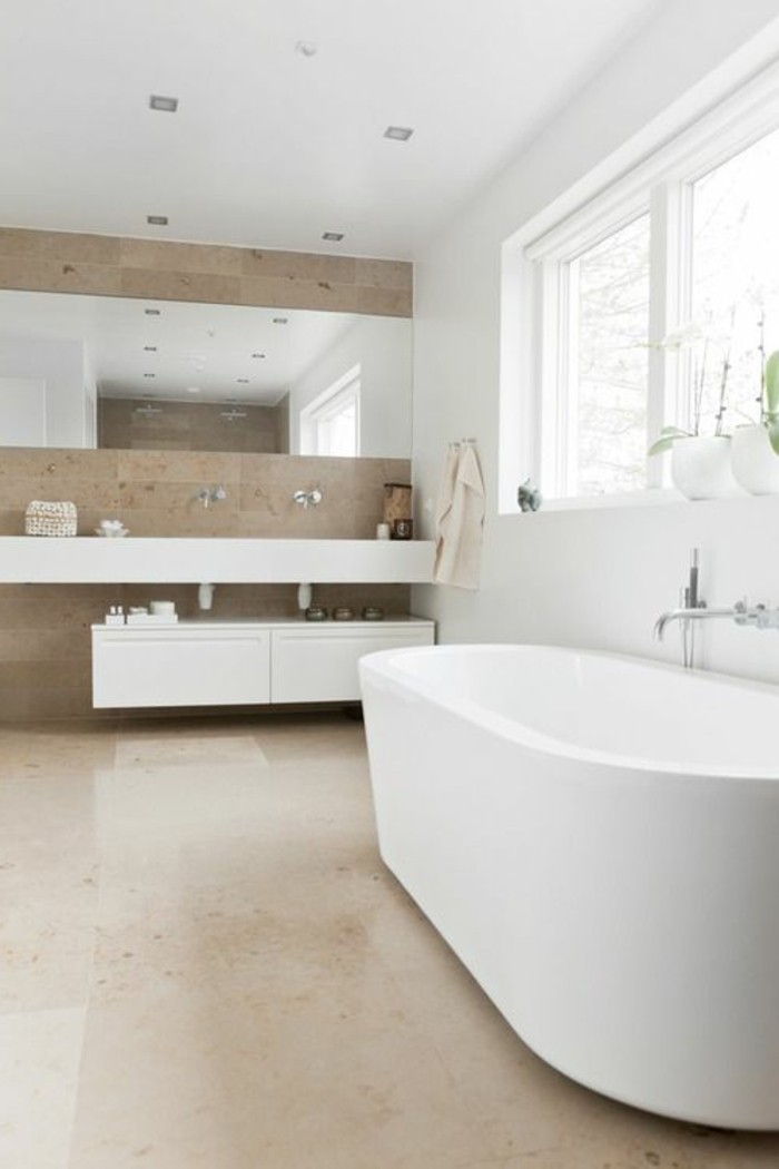 petites-baignoires-idée-design-d’intérieur-en-beige-vaste-salle-de-bain