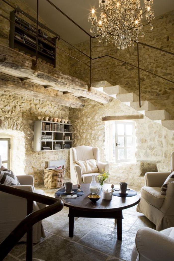pierre-apparente-intérieur-loft-authentique-grand-plafonnier-pampilles