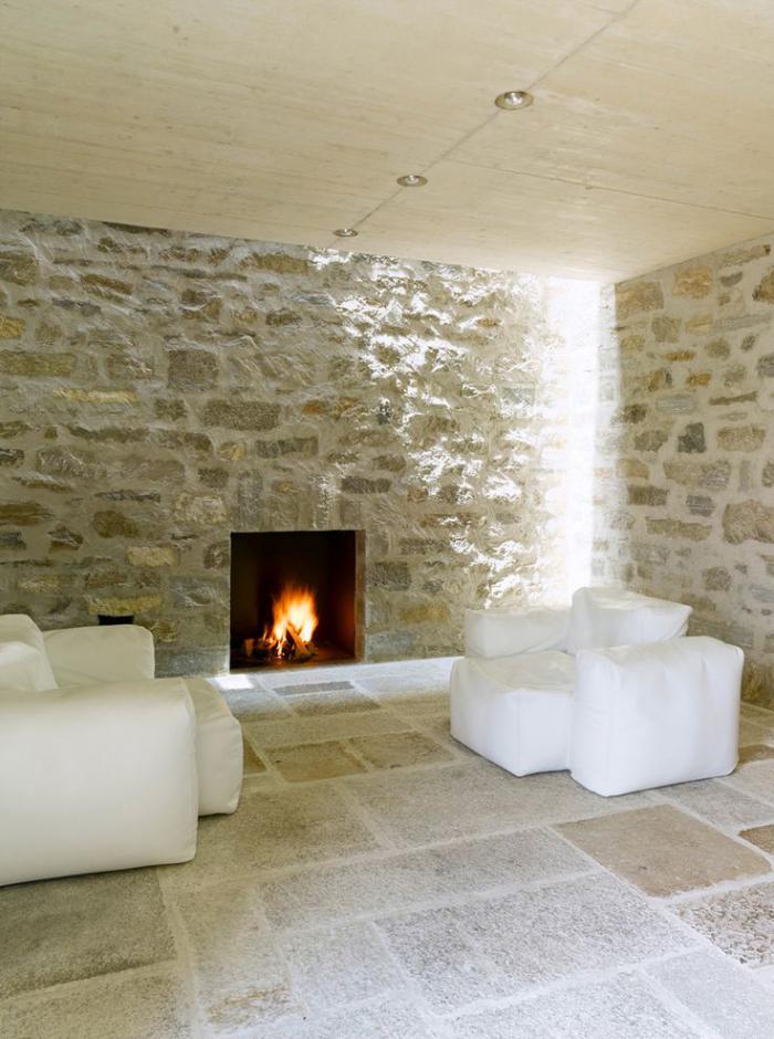 pierre-apparente-intérieur-minimaliste-avec-cheminée-murale