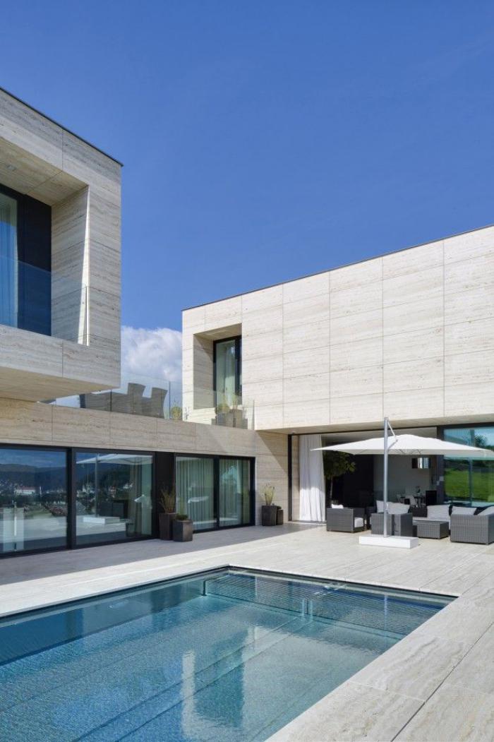 piscine-à-débordement-architecture-de-la-villa-contemporaine