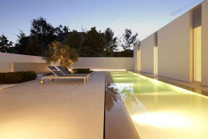 piscine-à-débordement-maison-cubique-blanche