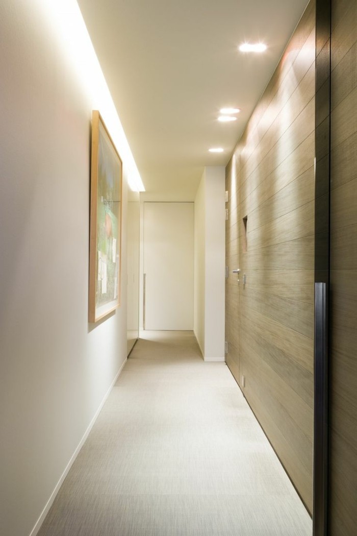 portes-coulissantes-en-bois-clair-dans-le-couloir-moderne-murs-blancs-porte-en-bois-gris