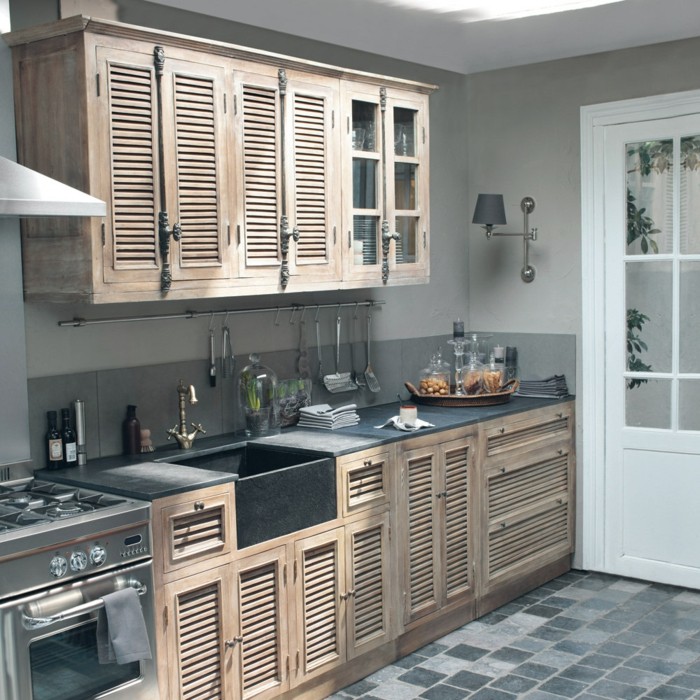 portes-placard-en-bois-pour-la-cuisine-moderne-avec-sol-en-carrelage-bleu-vert