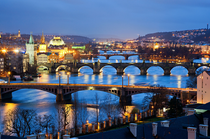prague-la-republique-tcheque-les-ponts-riviere-les-plus-belles-villes-du-monde-image-beauté-resized