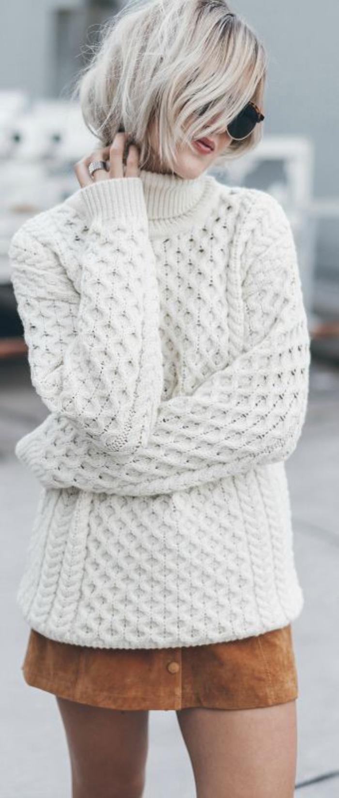 pull-irlandais-blanc-femme-porté-avec-une-jupe-courte