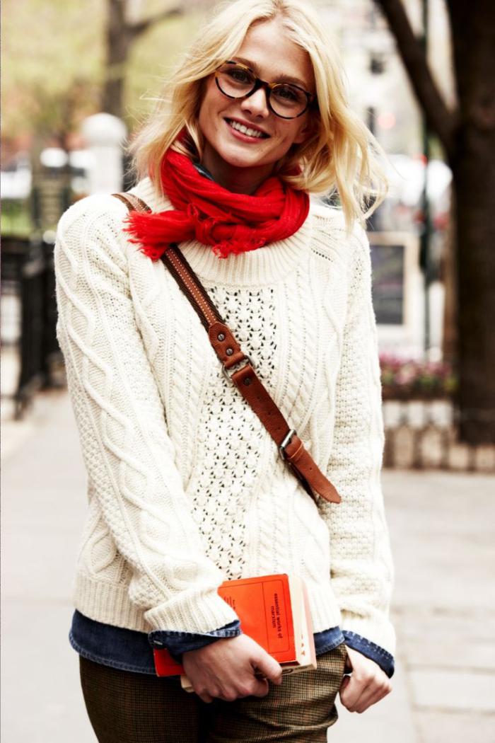 pull-irlandais-blanc-écharpe-rouge