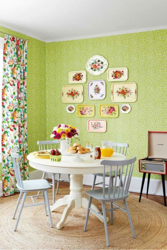 rideaux-dans-la-cuisine-moderne-tapis-rotin-et-table-en-bois-blanc-rond-rideuax-colorés