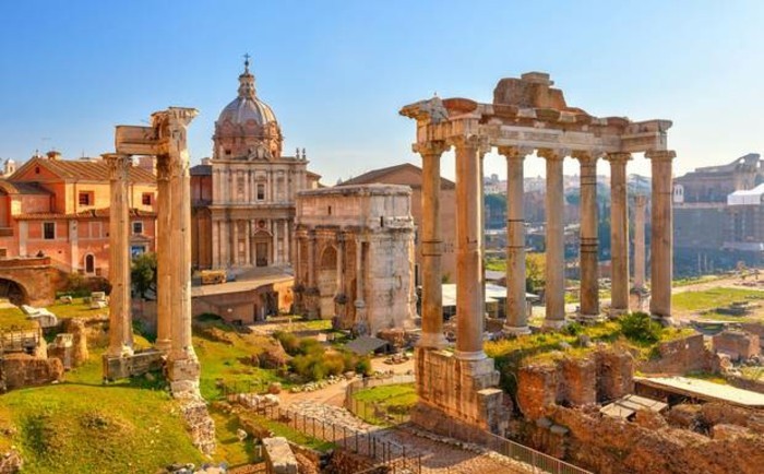 rome-la-beauté-ancienne-romaine-le-forum-coliseum-resized