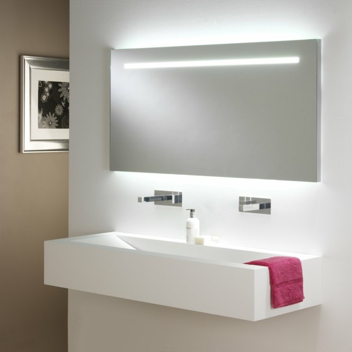 salle-de-bain-moderne-beige-et-blanc-avec-miroir-éclairant-salle-de-bain-miroir-leroy-merlin