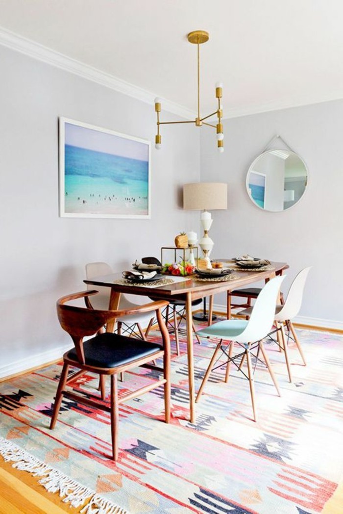 salle-à-manger-complète-conforama-colorée-sol-en-parquet-clair-et-meubles-en-bois-clair