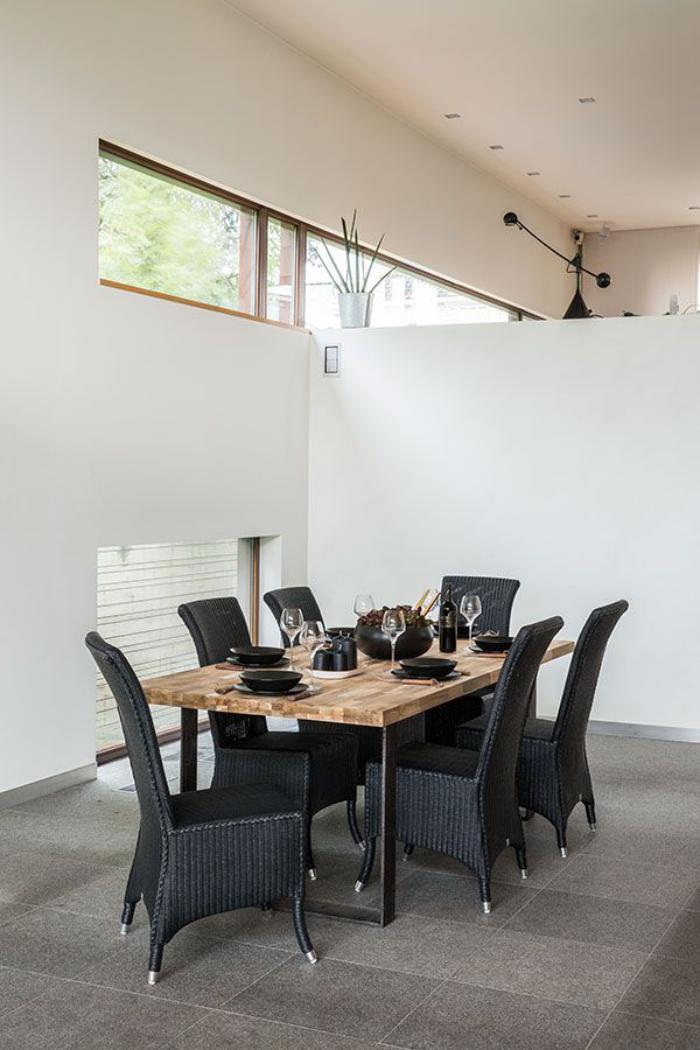 table-en-teck-et-acier-chaises-tressées-peintes-noires