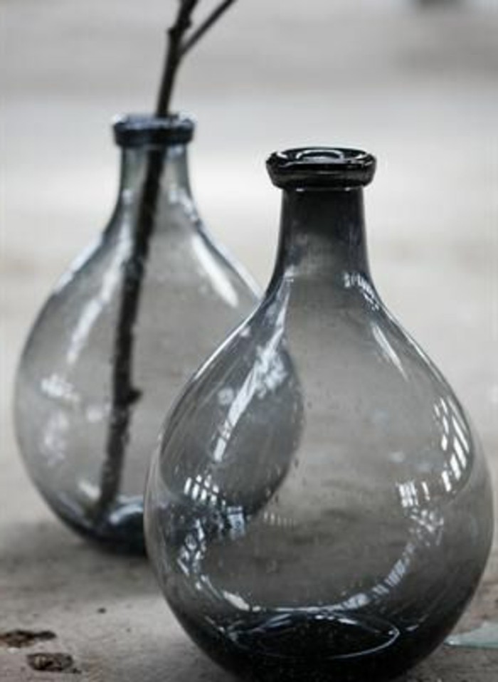 vase-cylindrique-verre-gris-comment-decorer-avec-un-vase-boule-transparent