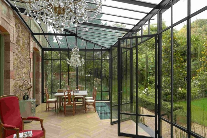 veranda-bioclimatique-pergola-bioclimatique-lustre-en-crystal-pour-la-veranda-en-verre