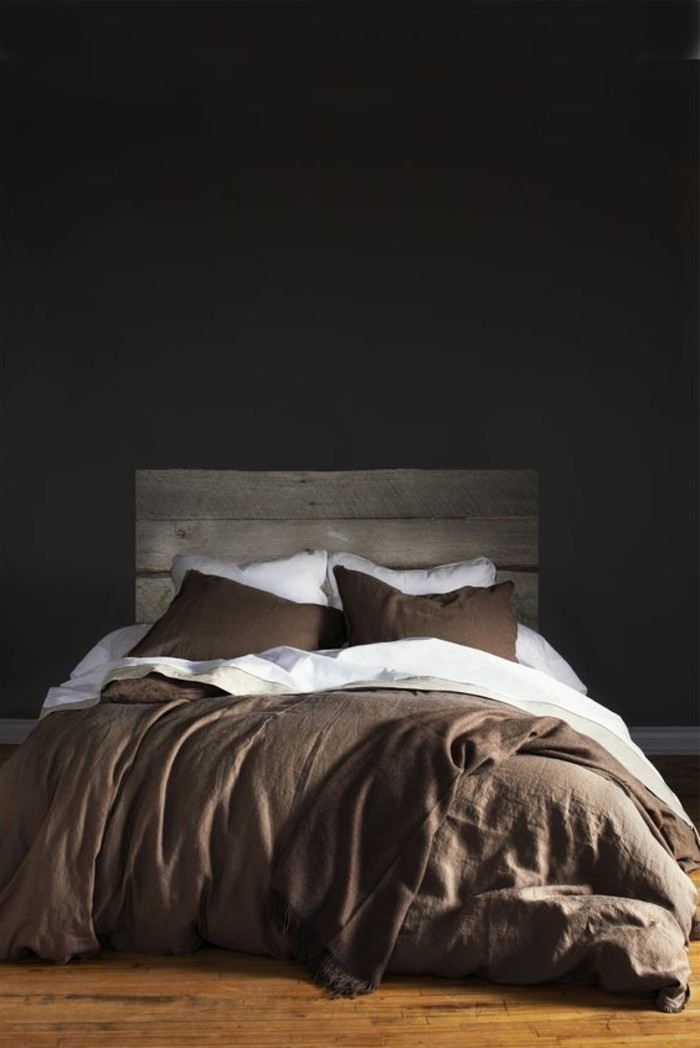 0-chambre-a-coucher-gris-anthracite-couleur-grege-parquet-clair-en-bois-linge-de-lit-marron