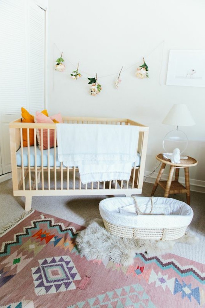 0-chambre-bébé-mixte-tapis-coloré-dans-la-chambre-bebe-originale-murs-blancs