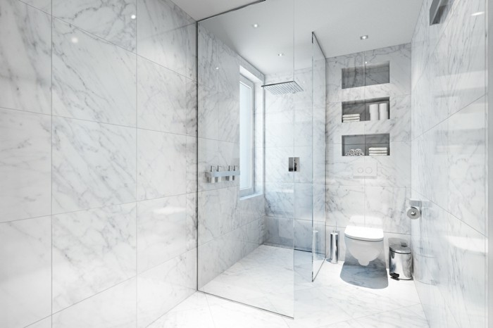 0-jolie-salle-de-bain-blanche-carrelage-effet-marbre-sol-en-marbre-cabines-de-douche-en-verre