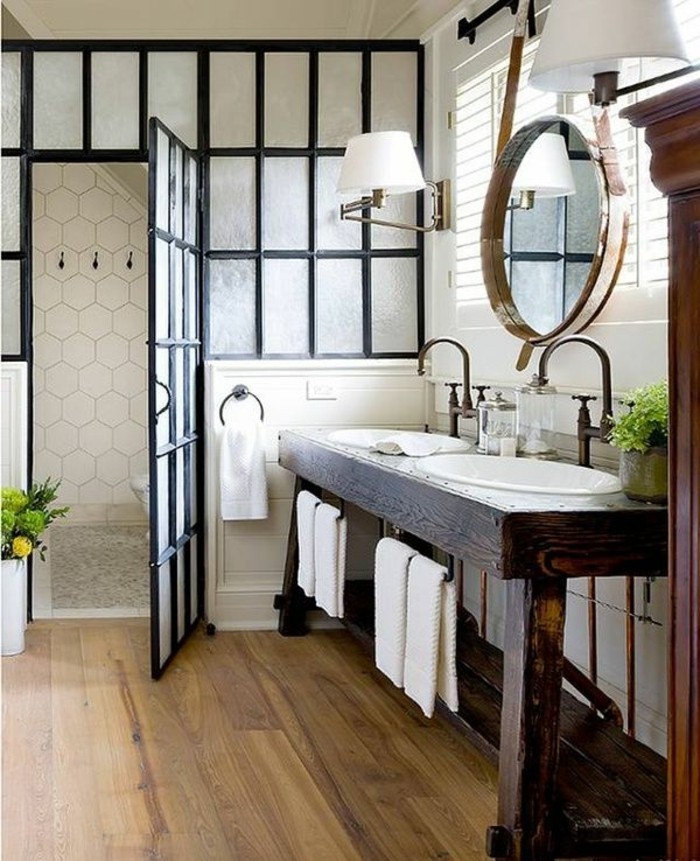 0-salle-de-bain-mobalpa-meubles-retro-chic-sol-en-parquet-clair-et-miroir-mural
