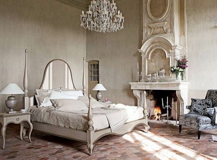 00-chambre-a-coucher-style-baroque-lustre-baroque-murs-beiges-lit-baroque-cheminée-d-interieur