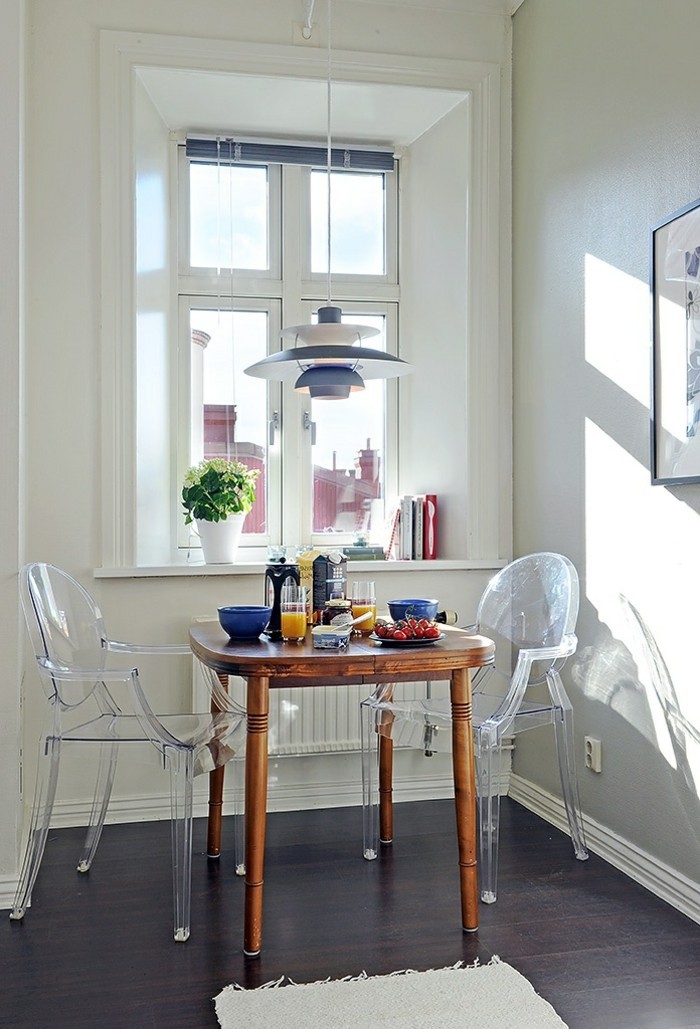 00-jolie-salle-a-manger-avec-petite-fenetre-et-chaise-transparente-ikea-lustre-moderne