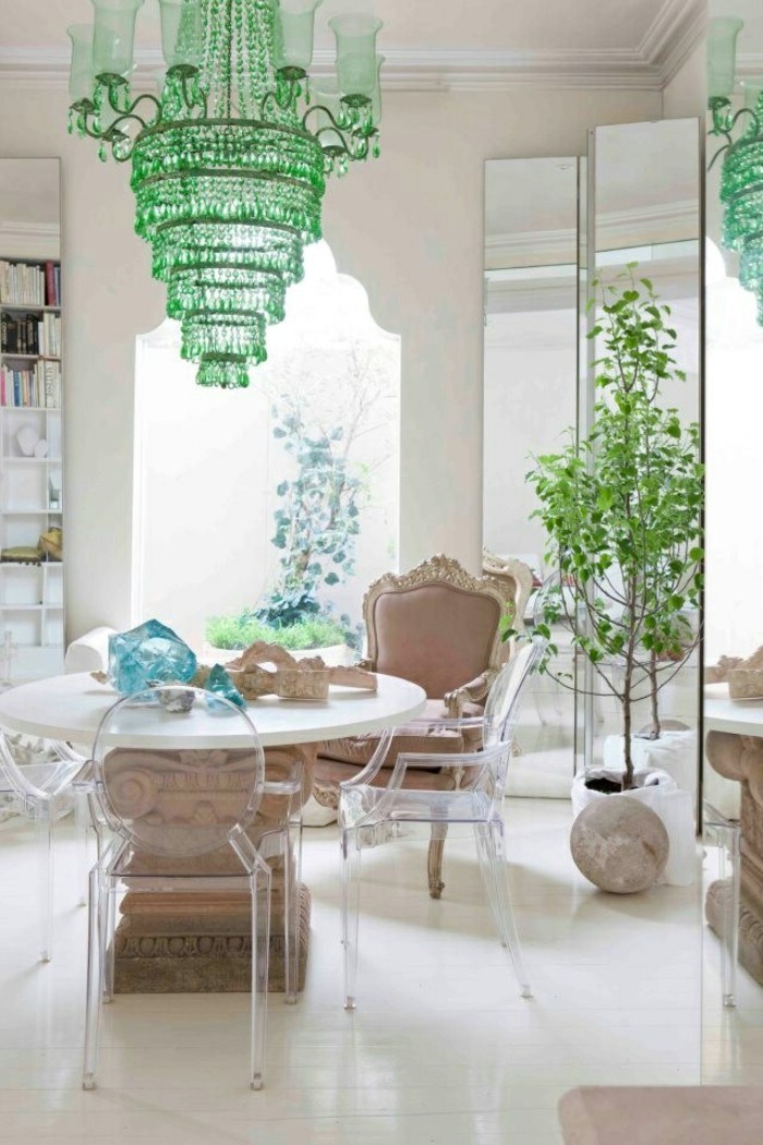 00-salle-de-sejour-moderne-chaises-plexiglass-chaise-transparente-conforama-table-ronde-blanche