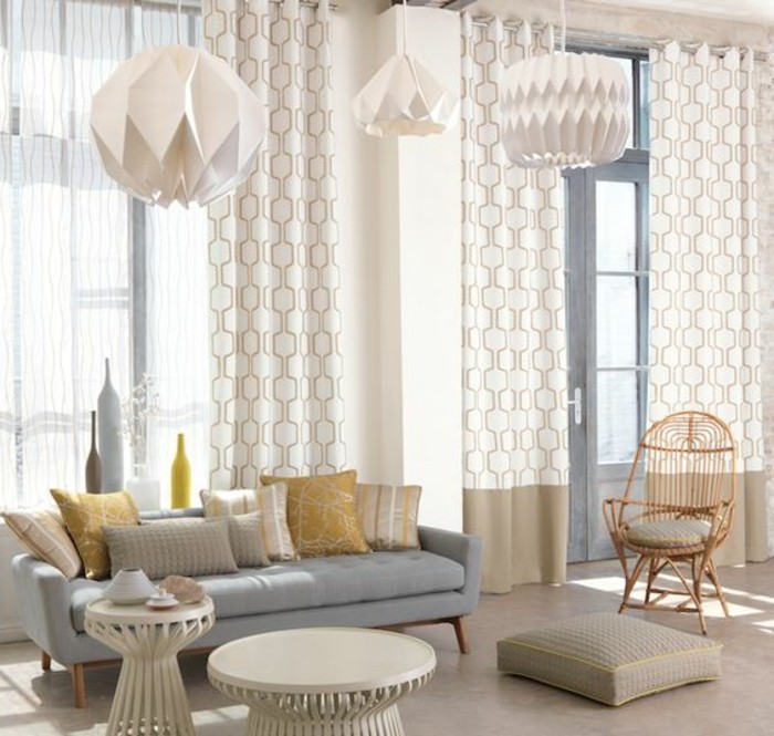 00-salon-association-couleur-taupe-tapisserie-taupe-chaise-en-rotin-meubles-beiges