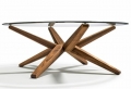 La table basse bois et verre est un vrai hit dans les salons contemporains!