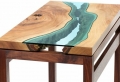 La table basse bois et verre est un vrai hit dans les salons contemporains!