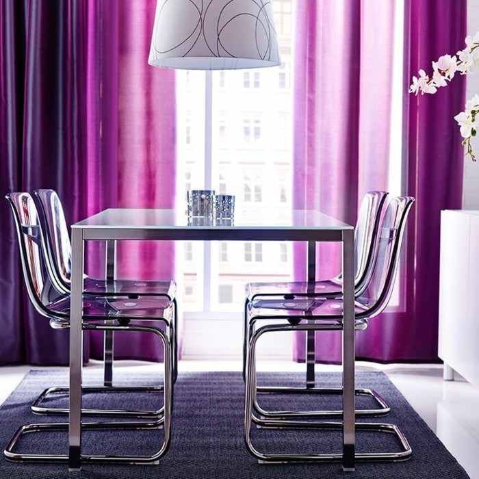 3-chaises-plexiglass-chaises-transparentes-design-pour-la-salle-de-sejour-rideaux-violets