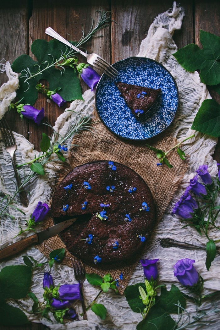 Admirable-idée-originale-gâteau-au-chocolat-moelleux-au-chocolat-violets