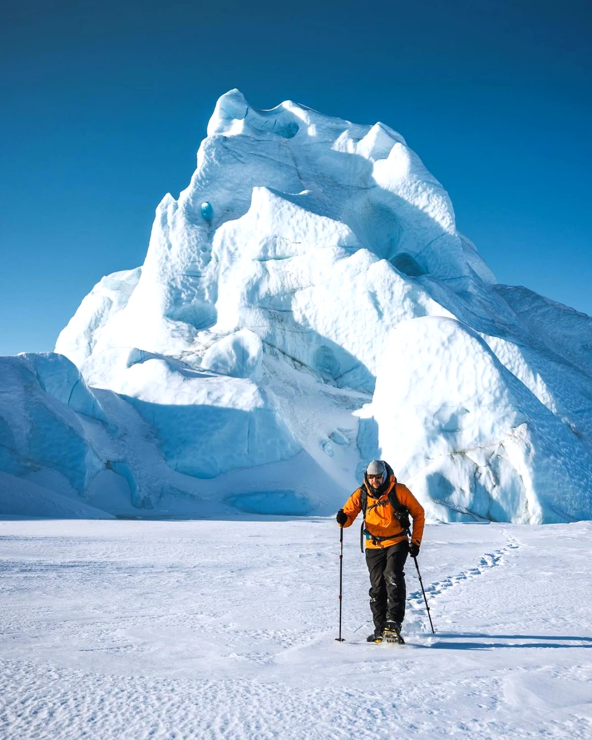 astuces pour prendre des photos dans la neige homme en orange montagne blanche