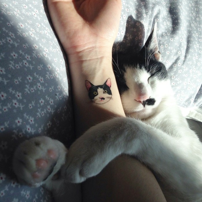 belle-idée-tatouage-poignet-femme-tatouage-coté-poignet-original-le-chat