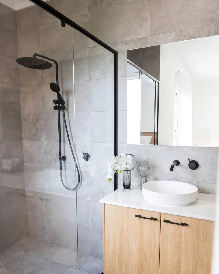 carrelage effet beton douche cabine noir mat meuble sous lavabo bois