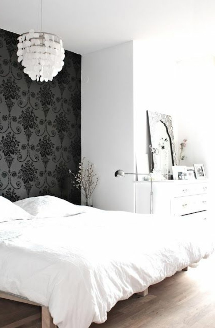 chambre-a-coucher-avec-papier-peint-noir-deco-originale-sol-en-parquet-clair