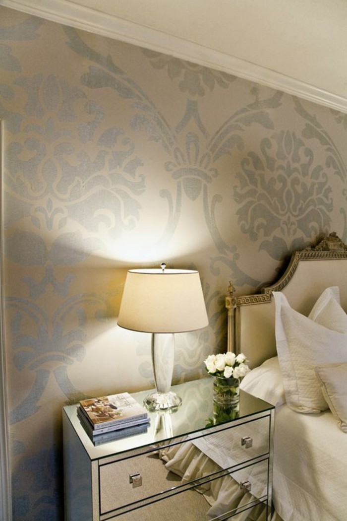 chambre-a-coucher-avec-papiers-peints-design-epurees-beiges-deco-idee-murale