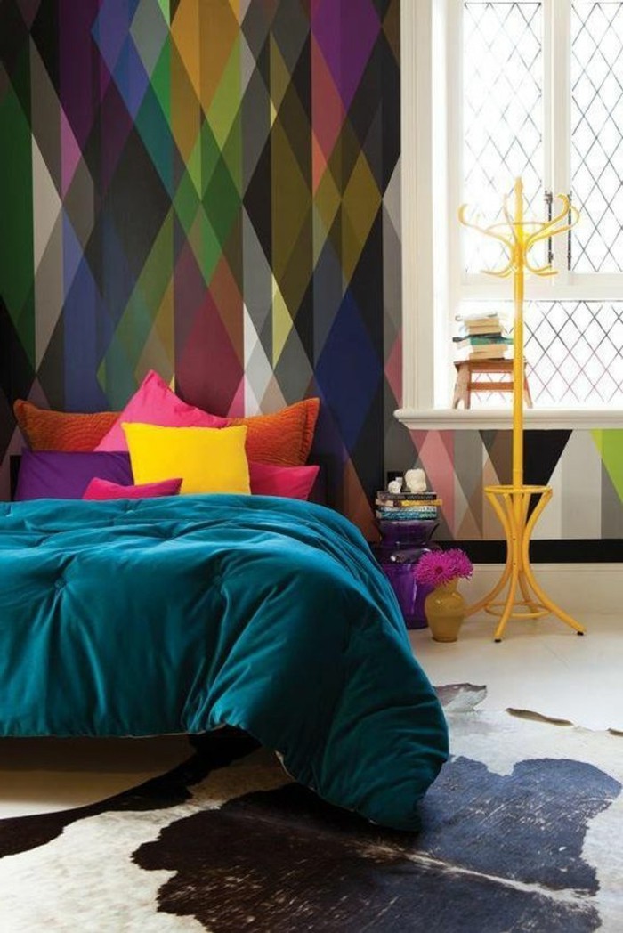 chambre-a-coucher-colorée-tapis-en-pau-d-animal-murs-colores-papiers-peints-design-guild