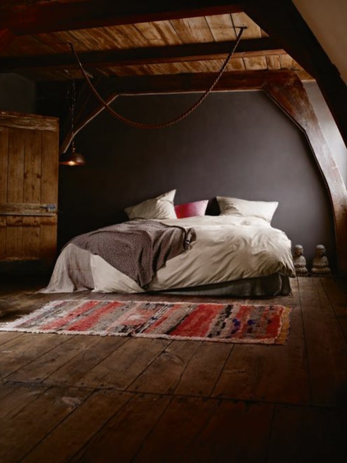 chambre-a-coucher-de-style-rustique-tapis-coloré-murs-foncés-tapis-rustique