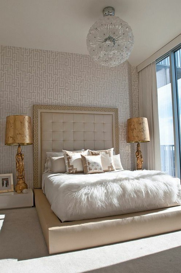 chambre-a-coucher-interieur-de-luxe-chantemur-papier-peint-beige-motifs-decoratis