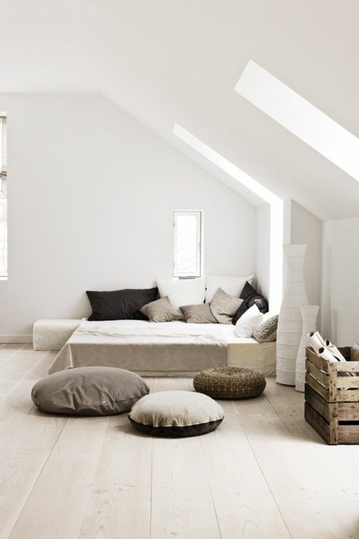 chambre-a-coucher-meubles-beiges-couleur-grège-mur-sous-pente-blancs