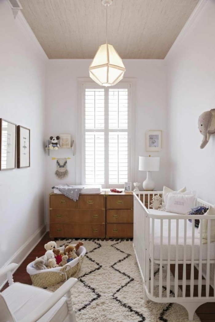 chambre-bebe-blanche-chambre-bébé-mixte-lit-bebe-blanc-en-bois-tapis-beige