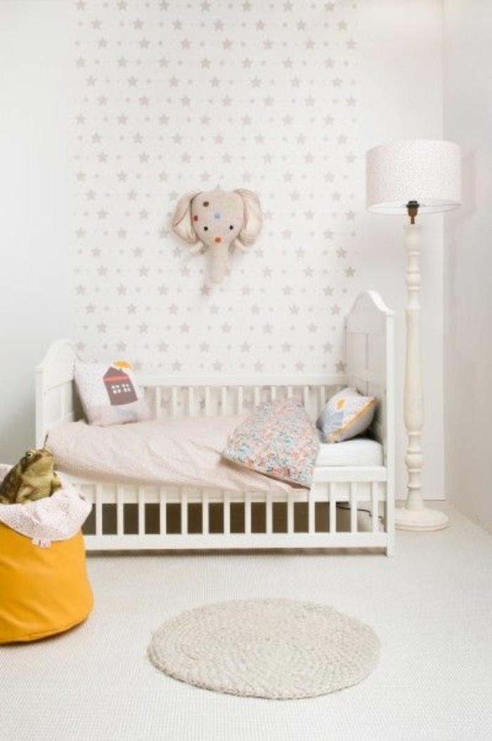 chambre-d-enfant-avec-chantemur-papier-peint-beige-a-motifs-originaux-lit-d-enfant