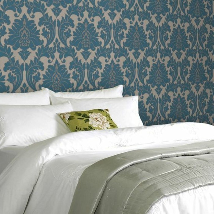 chantemur-papier-peint-colore-bleu-foncé-pour-les-murs-dans-la-chambe-a-coucher-linge-de-lit-blanche
